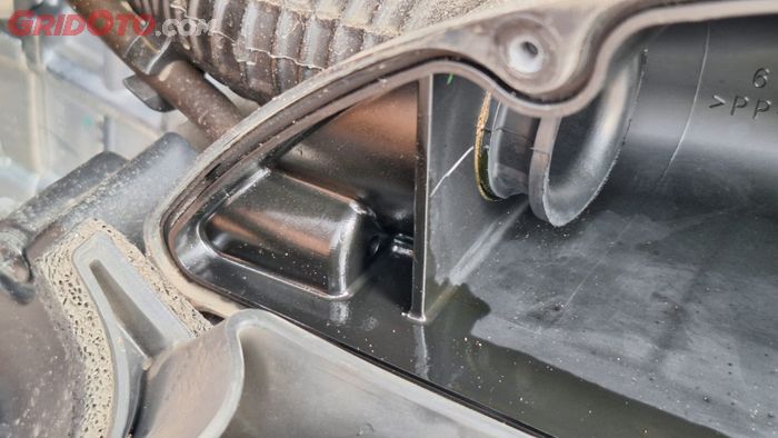 Ujung selang hawa dari mesin langsung terhubung ke box filter udara