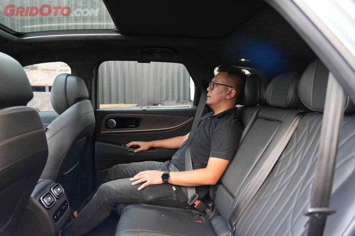 Posisi duduk jok baris kedua JAECOO J8 SHS ARDIS