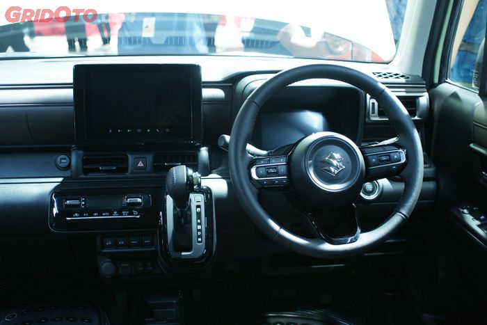Interior Suzuki XBee.