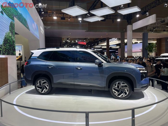 Tampak samping Wuling Eksion PHEV.