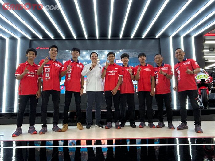 Pembalap AHRT bersama Ketua Umum IMI, Moreno Soeprapto