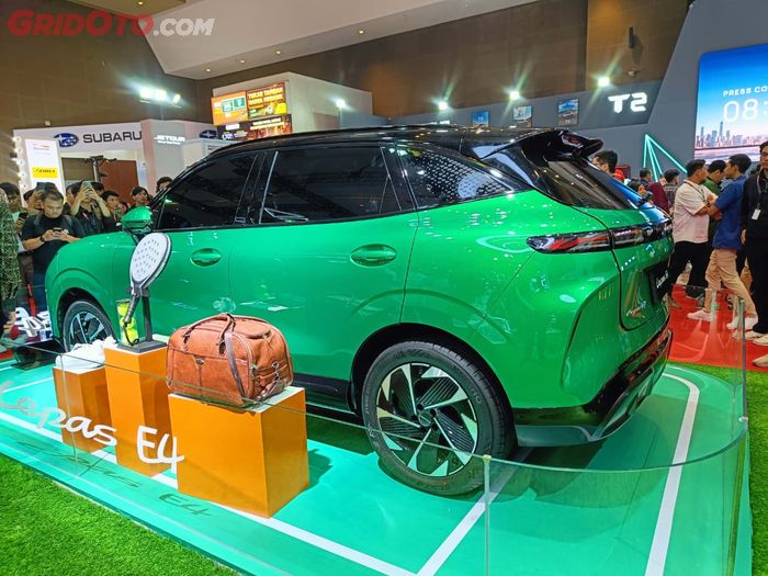 bagian samping Lepas E4 EV yang hadir di IIMS 2026