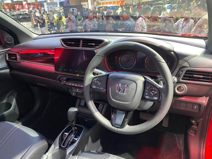 Interior Honda WR-V RS terbaru dapat head unit lebih besar dan ambient lighting merah.
