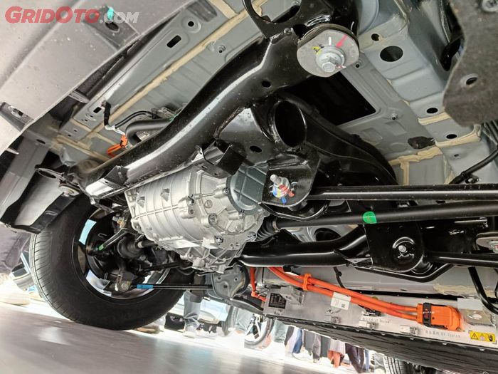 cover mesin di Geely EX2 absen