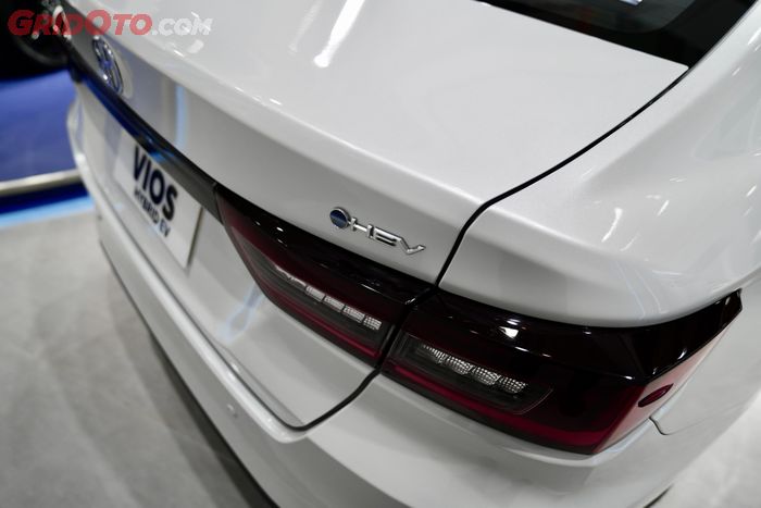 Emblem HEV penanda Toyota Vios mesin hybrid