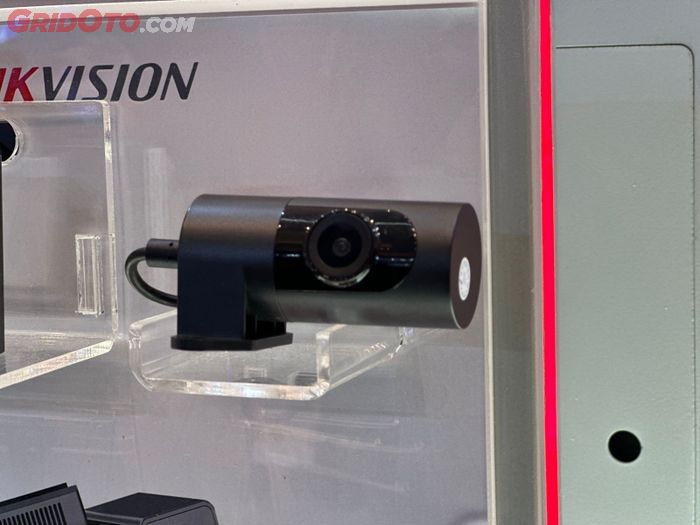 Dashcam V300 untuk merekam bagian belakang mobil