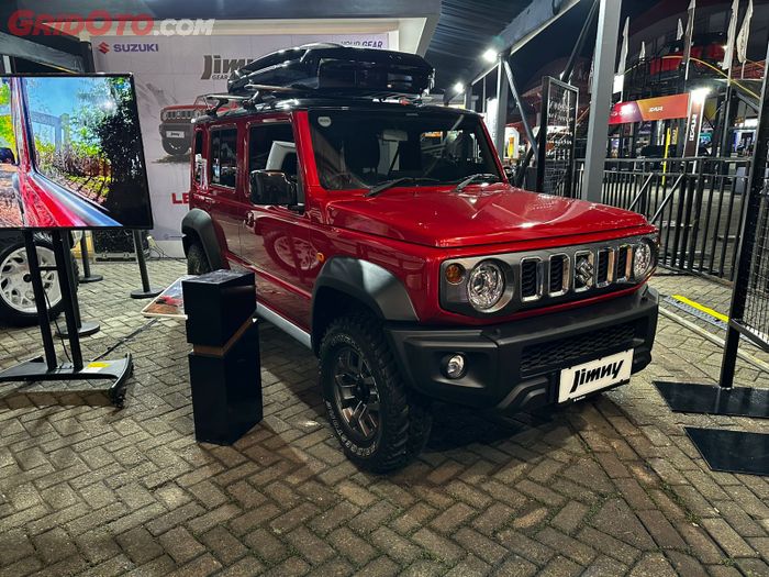 Suzuki juga menghadirkan Suzuki Jimny yang sudah dimodifikasi yang diberi nama Jimny Nusantara