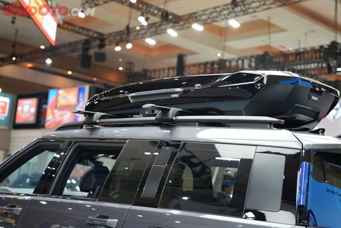 Hyundai Santa Fe XRT dilengkapi cross bar sebagai standar