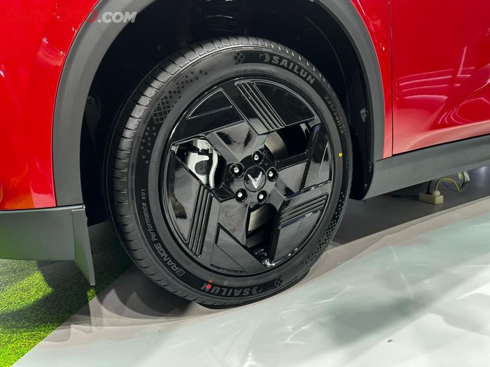 Pelek VinFast VF MPV 7 pakai pelek alloy ring 19 inci