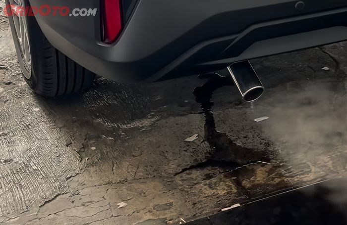 Knalpot Mobil Keluar Air saat Mesin Dipanaskan, Apakah Normal?