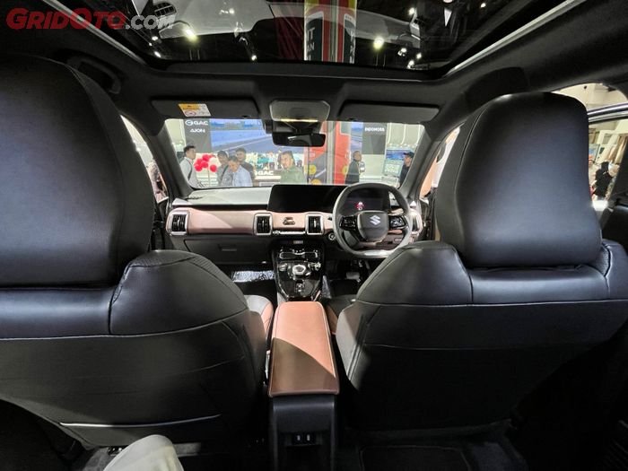 Interior Suzuki e VITARA terlihat mewah dan modern