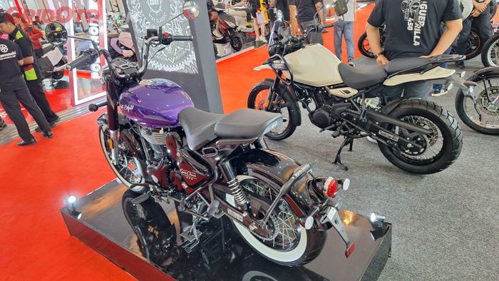 Royal Enfield Goan Classic dan Guerrila 450 dipajang di IIMS 2026 