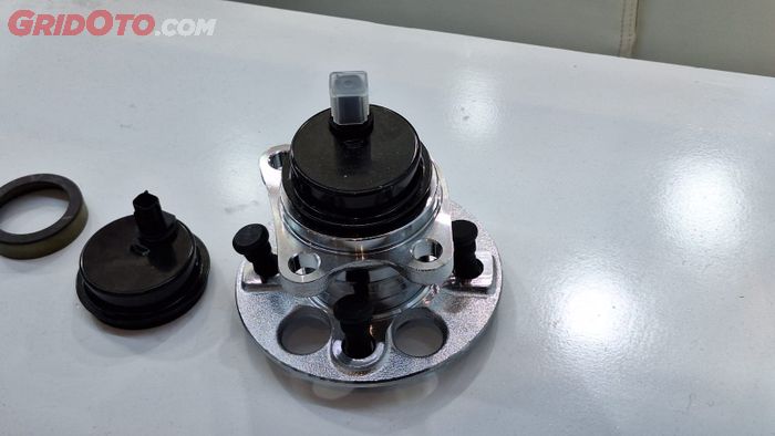 Bearing roda mobil yang sudah menggunakan ABS sudah terintgrasi dengan magnetic sensor yang berada di dalamnya 