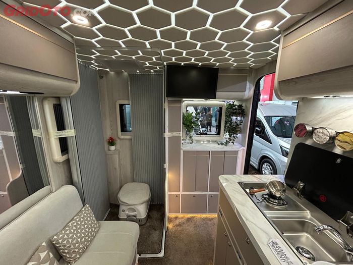 Bagian belakang mobil difungsikan sebagai toilet kering dan tempat penyimpanan barang