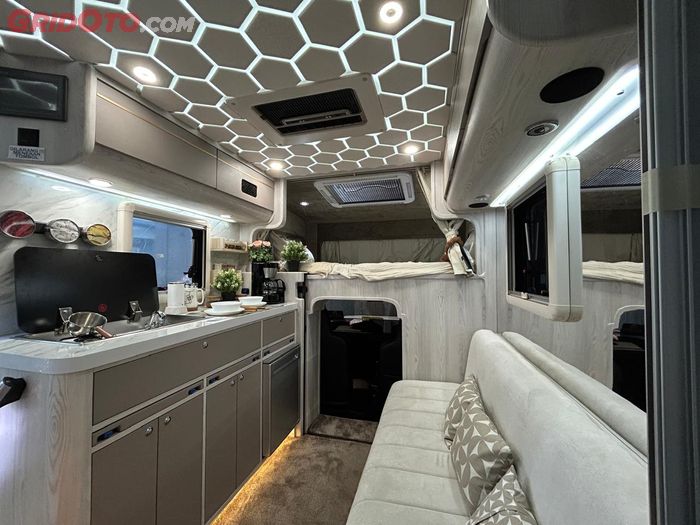 Bagian dalam diubah menjadi mewah, tersedia kasur, sofa, dapur mini, toilet dan layar TV besar