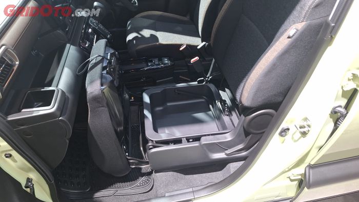 Fitur berupa tempat penyimpanan Suzuki XBee 