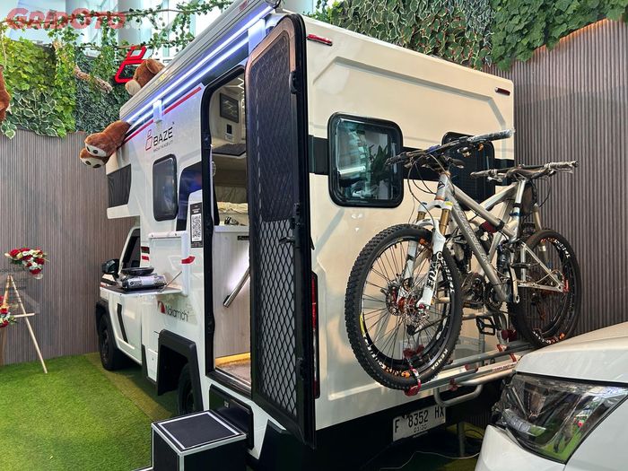 Bagian belakang mobil dijadikan tempat penyimpanan sepeda dan lainnya