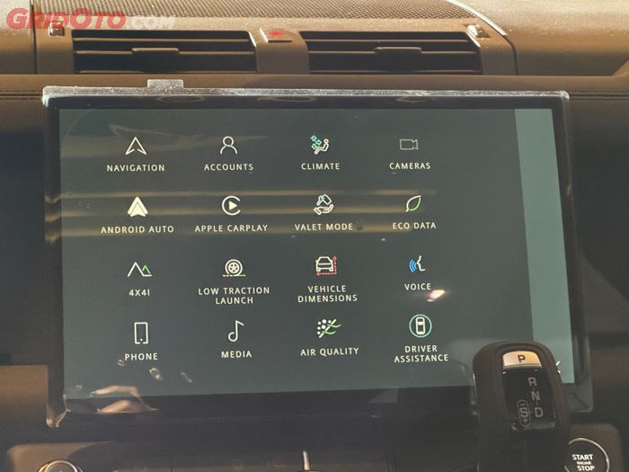 Layar headunit berukuran besar yang nyaman dan intuitif