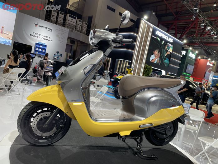 Indomobil Emotor QT Pro punya ciri khas warna bodinya dual tone dan ada beberapa fitur tambahan yang tidak ada di varian standar.