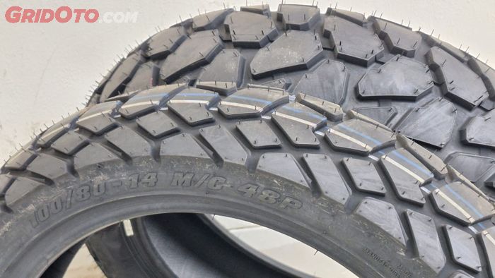 Ban kotak-kotak buat Honda ADV160 atau motor matic berbeda dengan buat motor trail, masih nyaman buat dipakai di jalan 