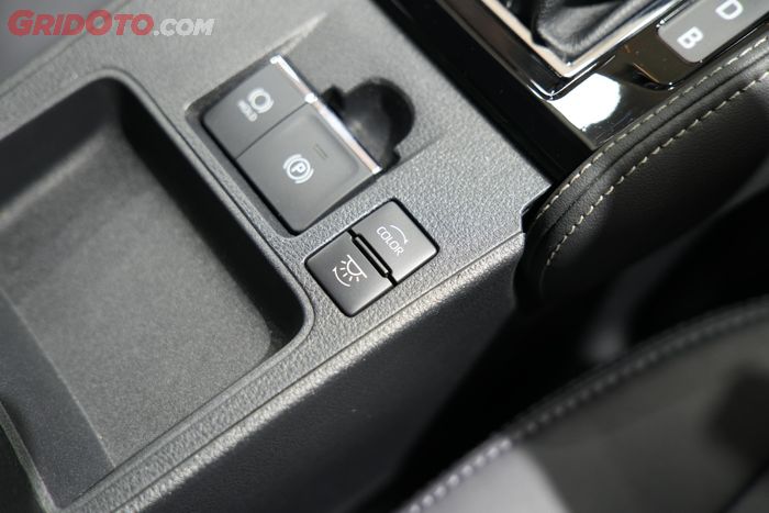 Tombol fisik pengaturan ambient lighting Toyota Vios Hybrid EV