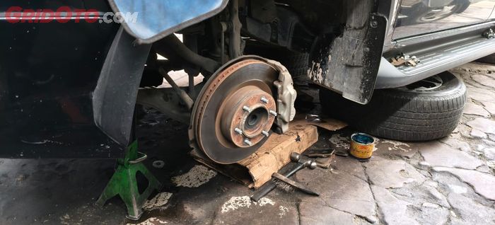 Ilustrasi perawatan rem mobil