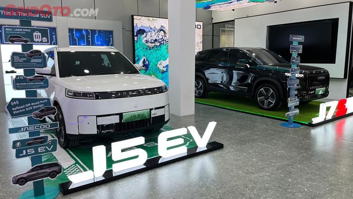 J5 EV dan J7 SHS-P di area showroom