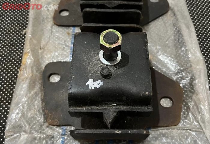 Ilustrasi engine mounting yang sudah harus diganti