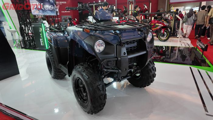 Kawasaki BRUTE FORCE 300 dari depan terlihat gagah meski cuma 300 cc