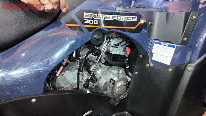 Mesin Kawasaki BRUTE FORCE 300 ada tulisan Kymco di blok silindernya.