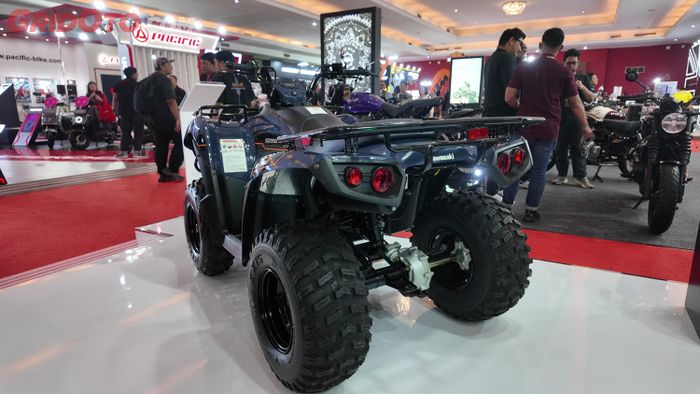 Lampu belakang Kawasaki BRUTE FORCE 300 tidak ada sein, karena memang tidak dihomologasi untuk jalan raya.