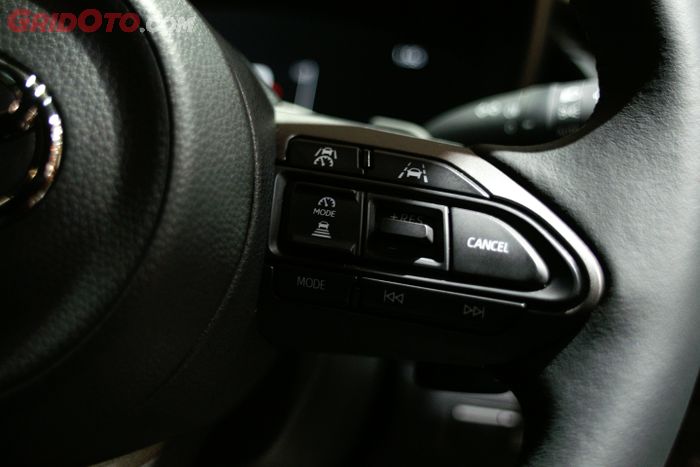 Tombol fitur DRCC pada Toyota GR Corolla.