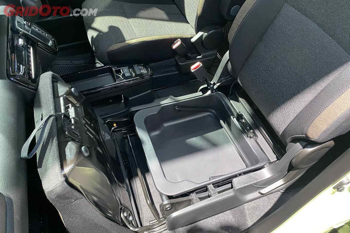 Keranjang piknik di interior Suzuki XBee.