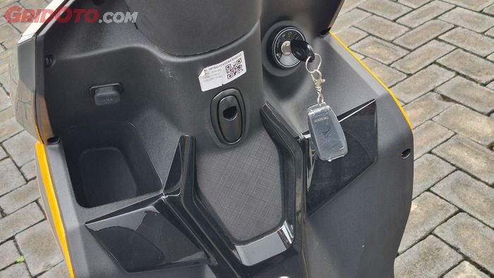 Indomobil Emotor Sprinto pakai kunci manual tapi ada remote keyless dan ada alarm juga.