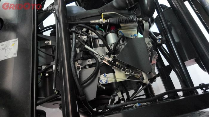 Posisi mesin Kawasaki MULE SX 4x4 FI ada di bawah bak.