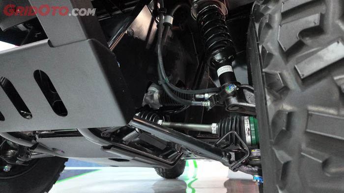 Kaki depan Kawasaki MULE SX 4x4 FI mirip mobil lengkap dengan siste, penggerak untuk roda depan.