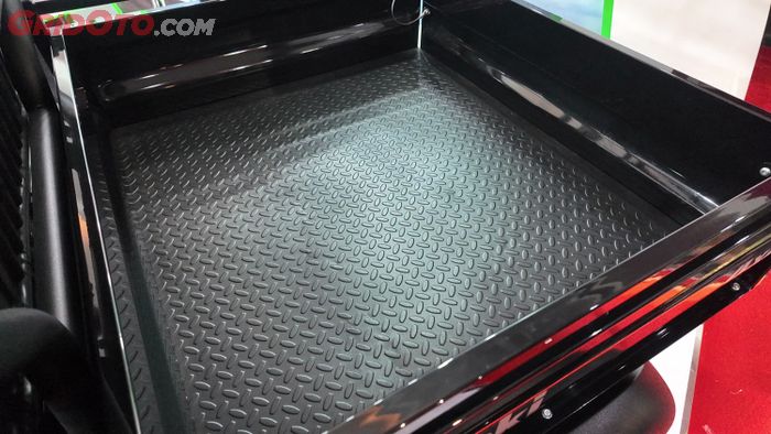 Permukaan bak Kawasaki MULE SX 4x4 FI pakai plat bordes kasar biar tidak licin