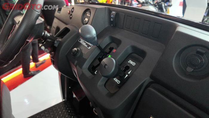 Transmisi ada dua tuas, satu untuk pilihan ratio dan gigi mundur, satu lagi untuk memilih 2WD atau 4WD