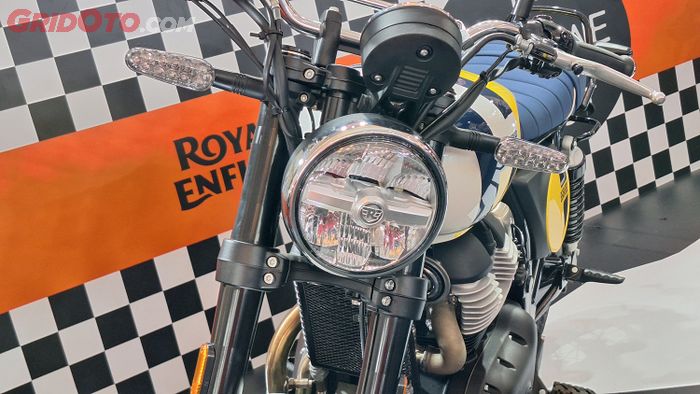 Meski terlihat klasik, tapi lampu depan Royal Enfield Bear 650 sudah pakai LED.