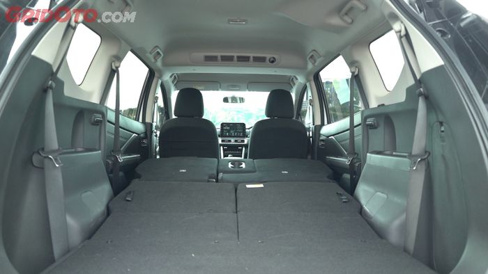 Bangku baris 2-3 bisa dilipat dan berikan akomodasi lantai rata