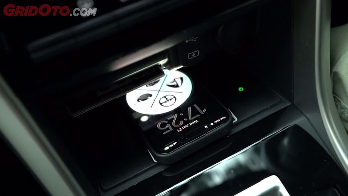 Wireless charging di konsol tengah Xpander Ultimate CVT