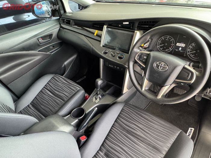 Panel dasbor, trim, dan jok kini berwarna hitam