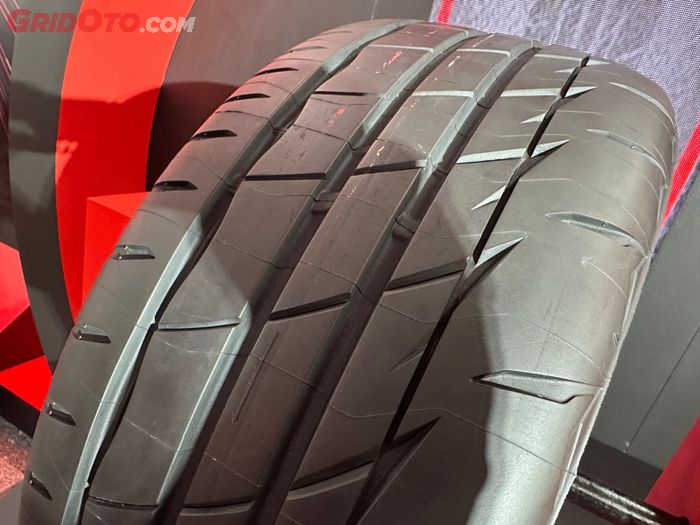 Desain tapak Bridgestone Potenza Adrenalin RE005