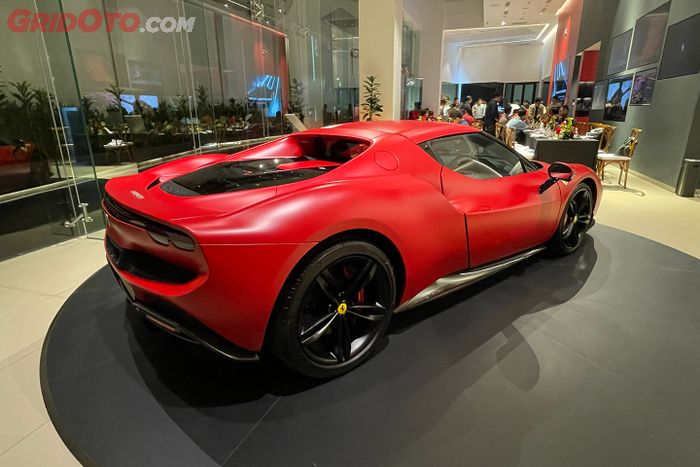 Warna Rosso Ferrari F1-75 Opaco milik Ferrari 296 GTB ini masih terasa istimewa, padahal bersiap untuk pemilik kedua.