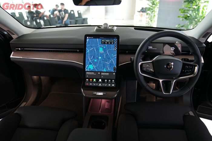 Interior Volvo ES90 dengan kombinasi bahan kulit dan panel kayu