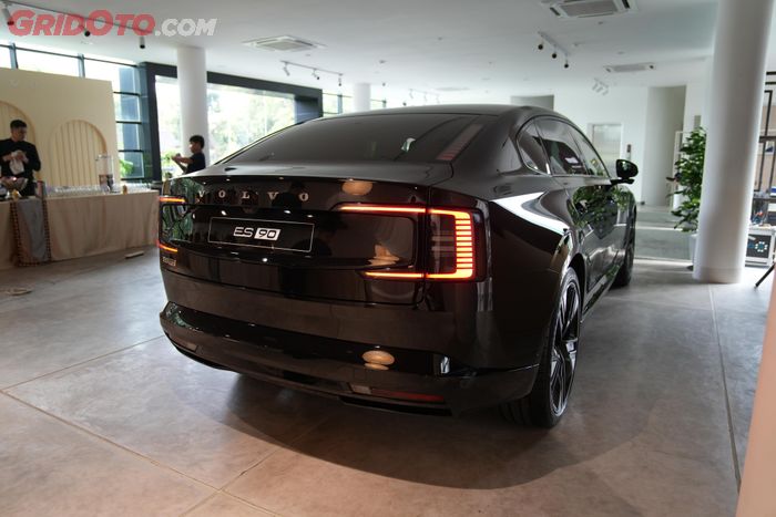 Buritan Volvo ES90 dengan buntut seperti sedan namun merupakan jenis fastback