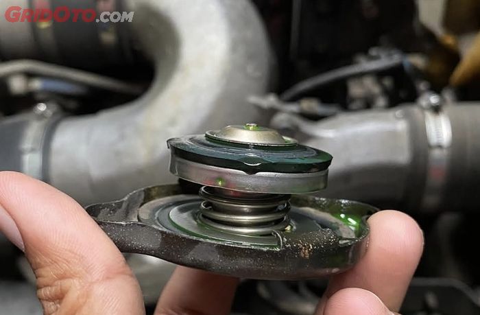 Tutup Radiator Mobil Rusak Bisa Ganggu Tekanan Sistem Pendingin
