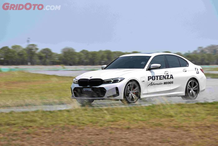 Bridgestone Potenza Adrenalin RE005 diuji di trek basah yang licin