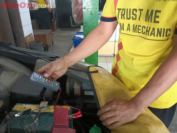 Ilustrasi cek kondisi aki mobil