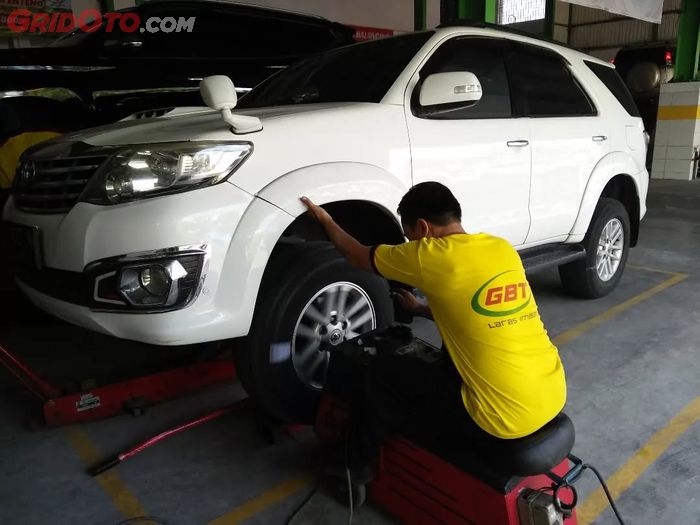 Ilustrasi cek kondisi ban mobil sebelum mudik